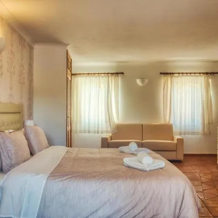 Sleeps 2 With Pool And Garden