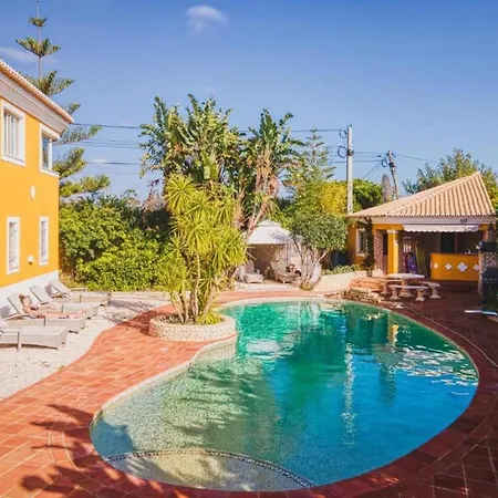 Sleeps 2 With Pool And Garden *