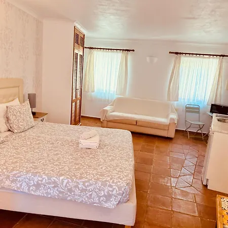 Sleeps 2 With Pool And Garden *