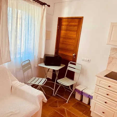 Sleeps 2 With Pool And Garden *