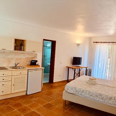 アパート Sleeps 2 With Pool And Garden *