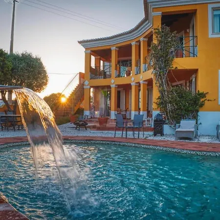 Апартаменты Sleeps 2 With Pool And Garden Albardeira