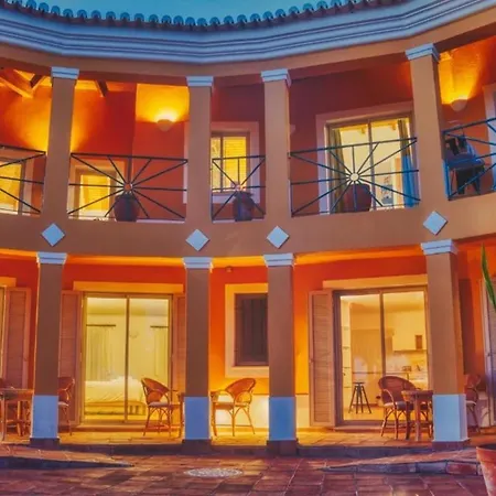 アパート Sleeps 2 With Pool And Garden